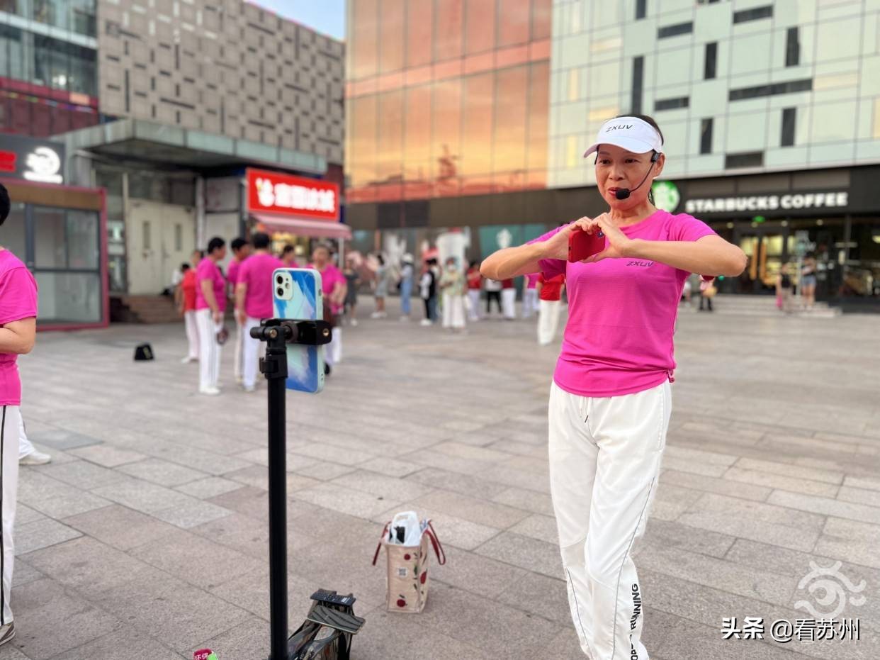 抖音健身明星女的是谁_抖音里健身的女网红_女明星健身抖音