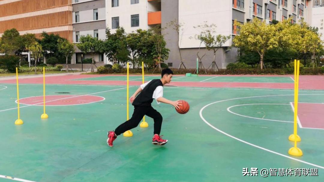 篮球运球走步的规则_篮球运动中的走步规则_篮球运球规则走步教学视频